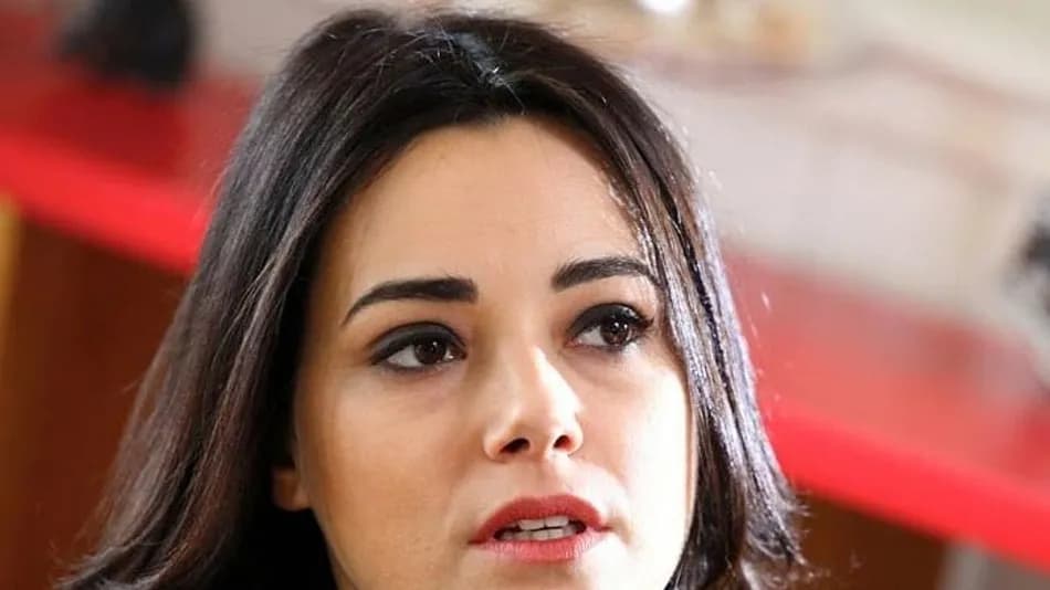 Özgü Namal Cannes Film Festivali’nde kırmızı halıda yer aldı