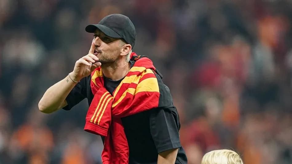 Galatasaray'ın şampiyonluk gecesinde Dries Mertens ve oğlu Ciro tribünlerin ilgisini çekti