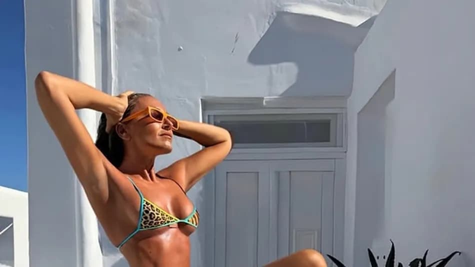 Eda Taşpınar’ın Bikini ve Çoraplı Sabah Koşusu Kombini