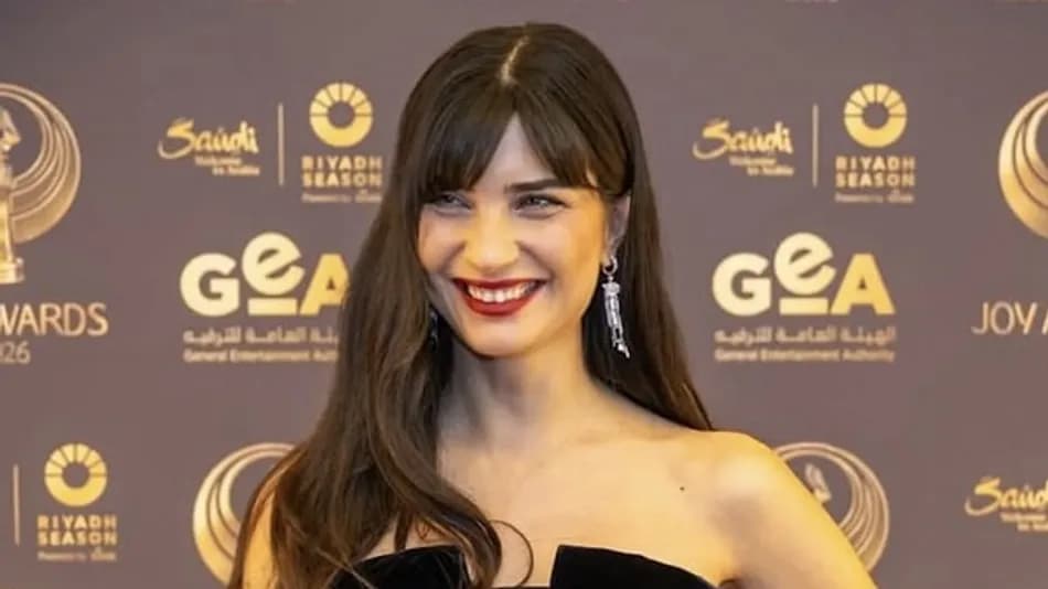 Tuba Büyüküstün'ün saç kapatma sözleri gündem oldu