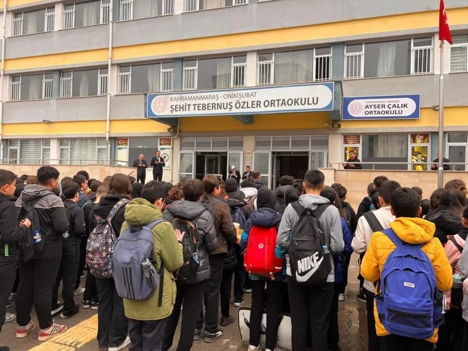 Kahramanmaraş'ta öğrenciler saldırının ardından dualarla yeniden ders başı yaptı