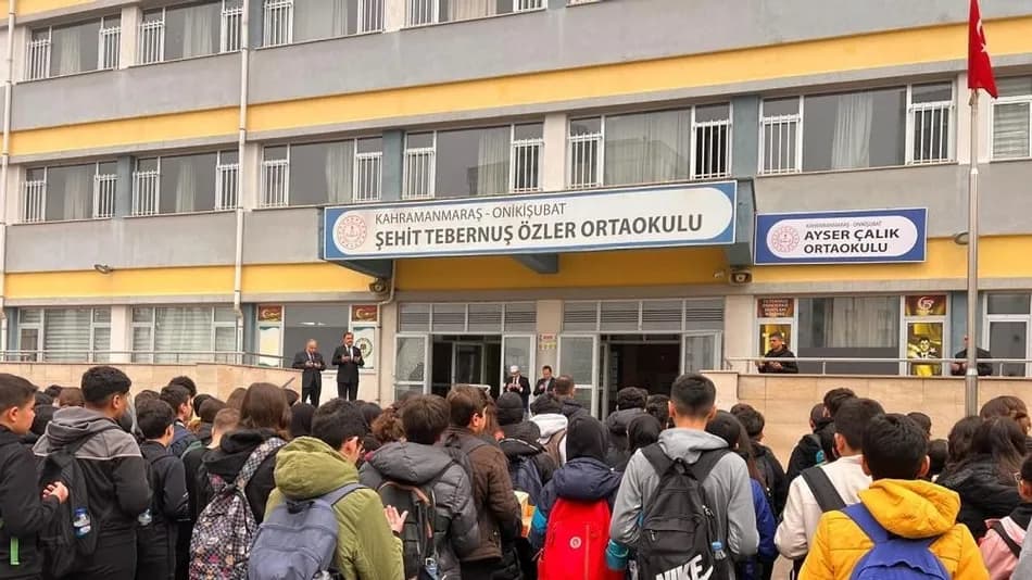 Kahramanmaraş'ta öğrenciler saldırının ardından dualarla yeniden ders başı yaptı