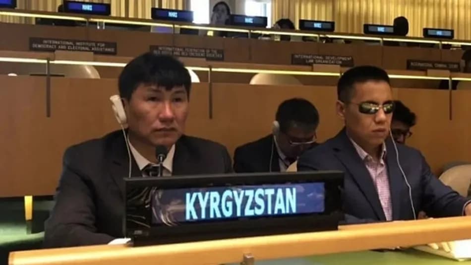 Eski Kırgız Bakan Ulugbek Kochkorov ABD’de Amazon Kuryesi Oldu