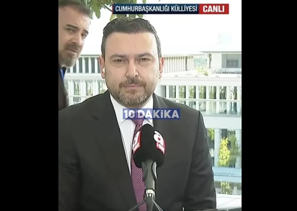NATO Zirvesi Yayınında Kadraja Giren Kişi Yere Düştü