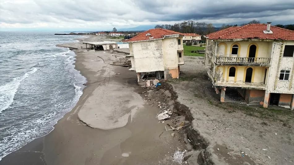 Karasu’da kıyı erozyonu tatil köyündeki villa ve havuzu yıkılma tehlikesiyle karşı karşıya bıraktı