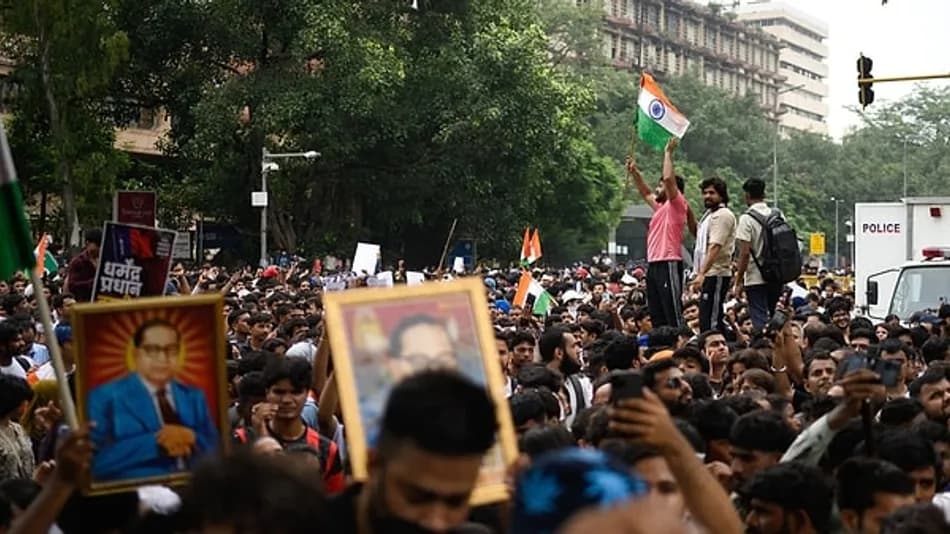 Hindistan’da sınav yolsuzluğu protestoları bakanı istifaya götürdü