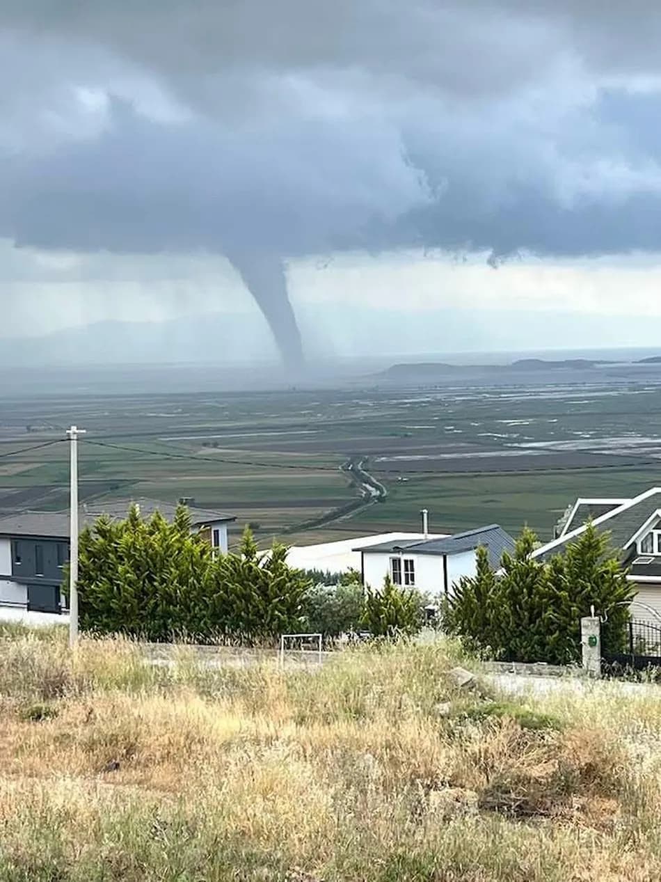 İzmir'in Menemen ilçesinde hortum oluştu