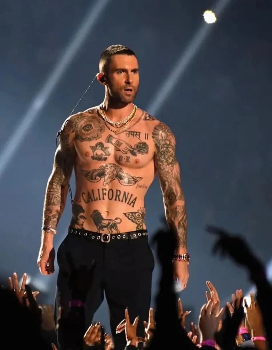 Adam Levine'in son görüntüsü sosyal medyada estetik iddialarını gündeme getirdi