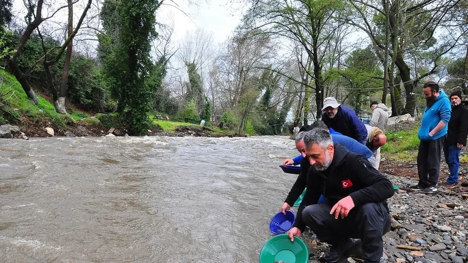 İzmir'de dere yatağında altın arama etkinliğine 120'den fazla kişi katıldı