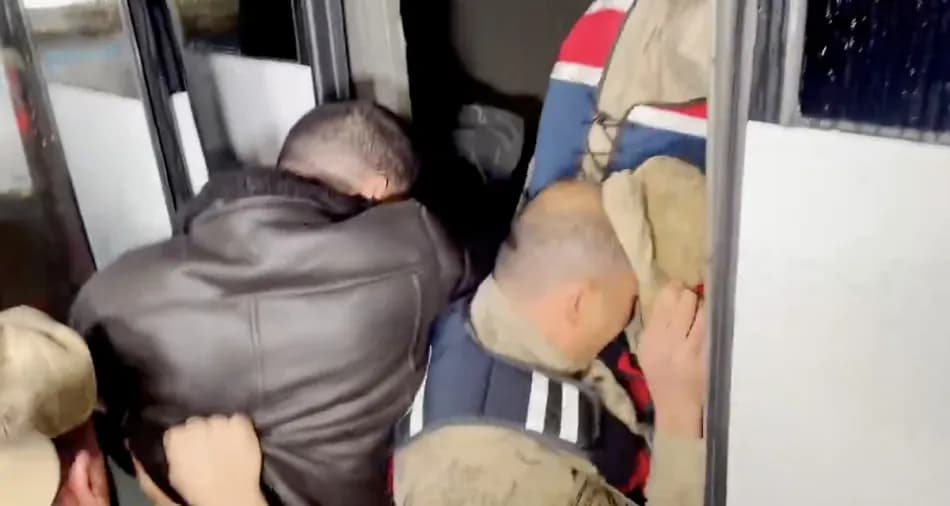 Gülistan Doku soruşturmasında tutuklanan şüpheliler adliye çıkışında kalabalığın tepkisiyle karşılaştı