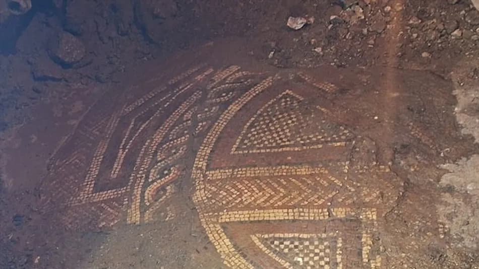 Mardin’de kaçak kazı operasyonu: 1500 yıllık mozaik bulundu