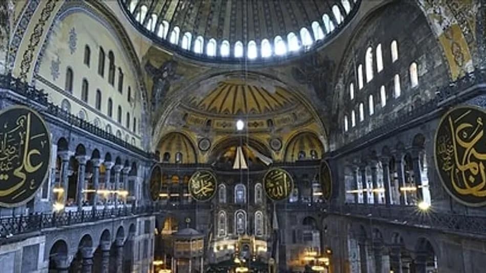 Ayasofya’da İncil okuyan 2 turist gözaltına alındı