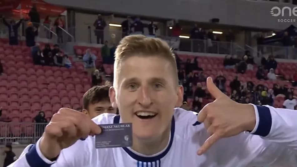 Kanada Ligi’nde bir futbolcu gol sevincinde kendi kartvizitini gösterdi