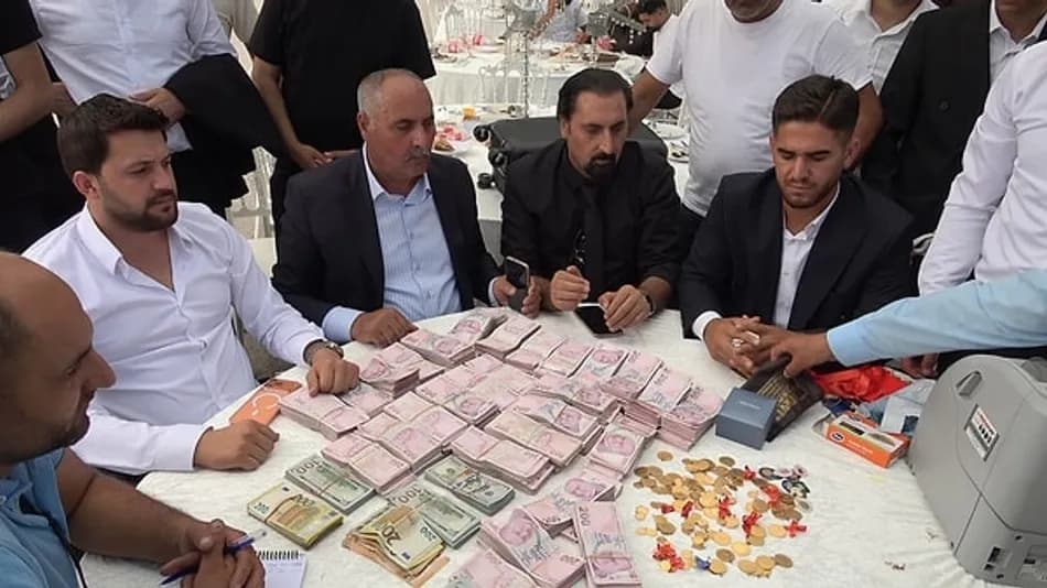 Van Çaldıran’daki düğünde damada 20 milyon TL takıldı