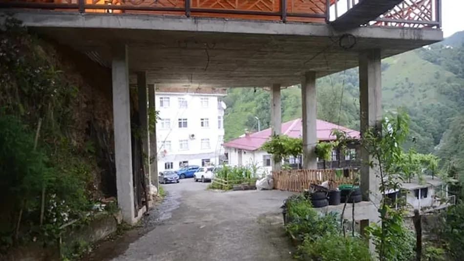 Rize’de Yolun Üzerine 6 Kolonlu Ahşap Villa Yapıldı