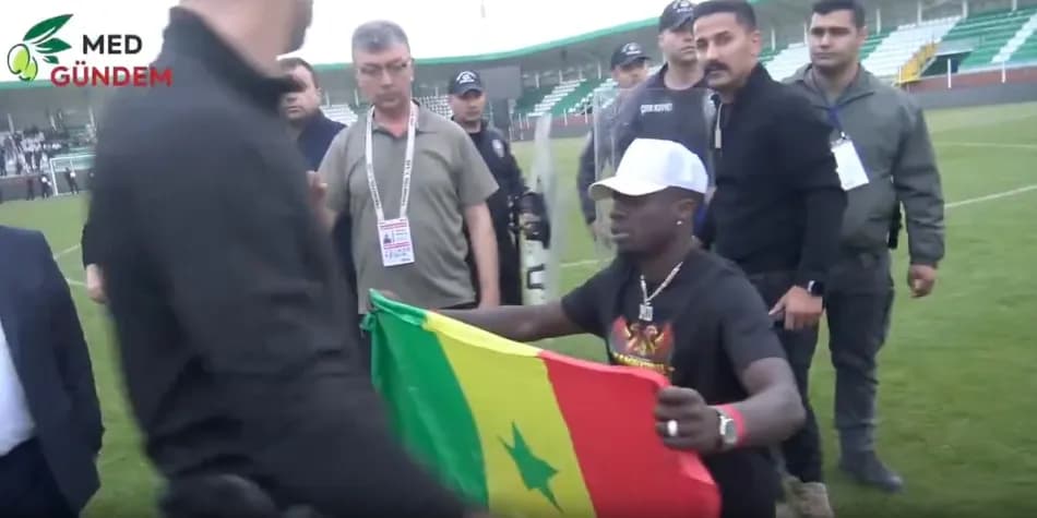 Amedsporlu Mbaye Diagne’nin Senegal bayrağı açması sonrası kısa süreli gerginlik yaşandı