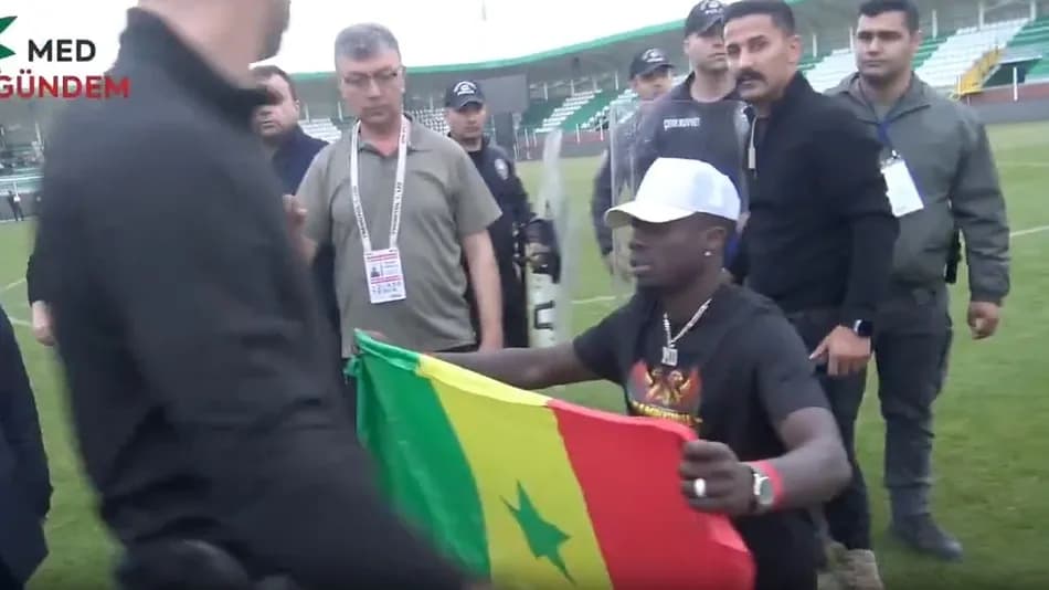 Amedsporlu Mbaye Diagne’nin Senegal bayrağı açması sonrası kısa süreli gerginlik yaşandı