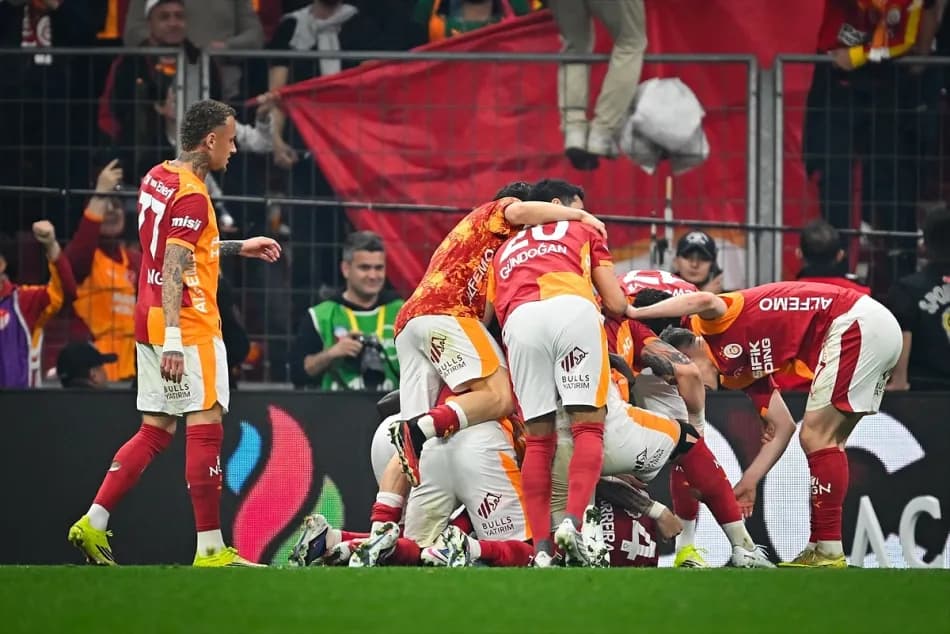 Galatasaray-Fenerbahçe derbisinin son bölümündeki stat anonsu dikkat çekti
