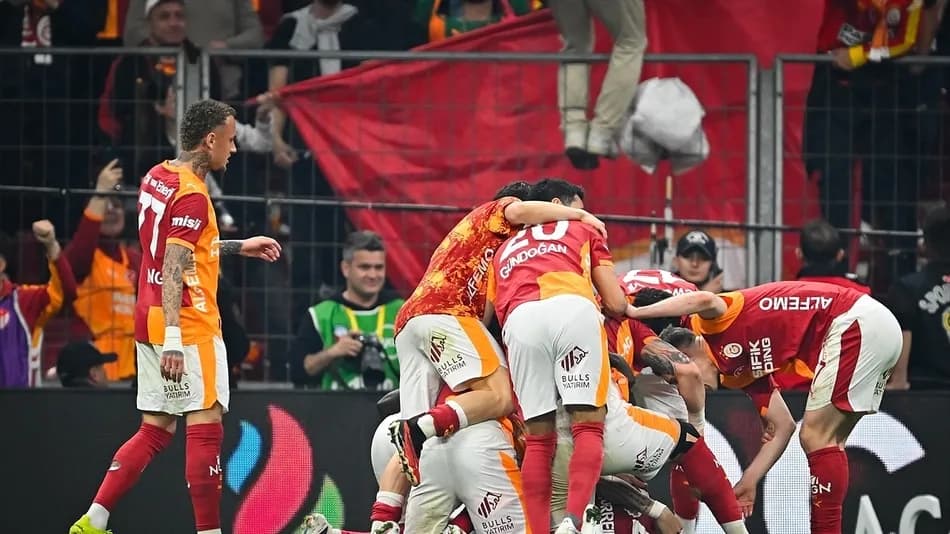 Galatasaray-Fenerbahçe derbisinin son bölümündeki stat anonsu dikkat çekti