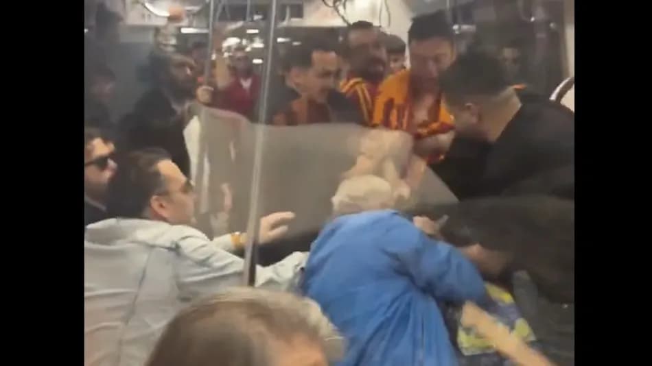 İstanbul metrosunda Galatasaray kutlamaları sırasında kavga çıktı