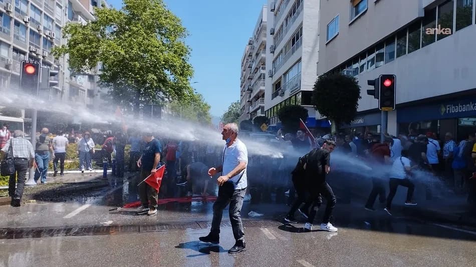 İzmir'de miting alanı tartışması sonrası polisle vatandaşlar arasında arbede yaşandı