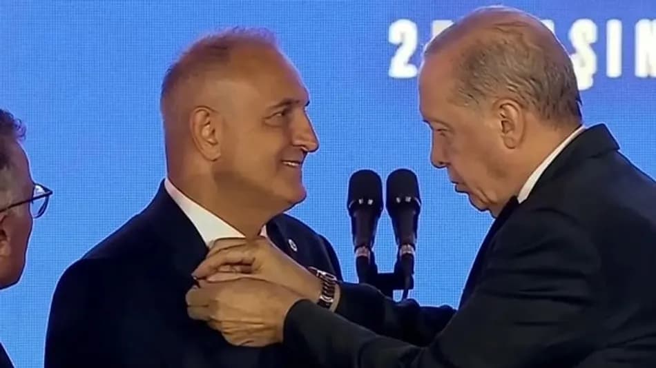 AK Parti’ye katılan milletvekilleri ve başkanlara rozet takıldı