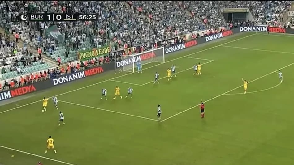 Bursaspor-İstanbulspor maçında taçtan ofsayt kararı