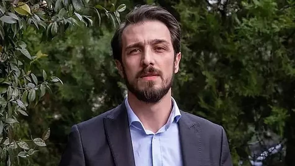 Emrah Altıntoprak Aşk ve Taht Dizisinde Yeni İmajıyla Göründü