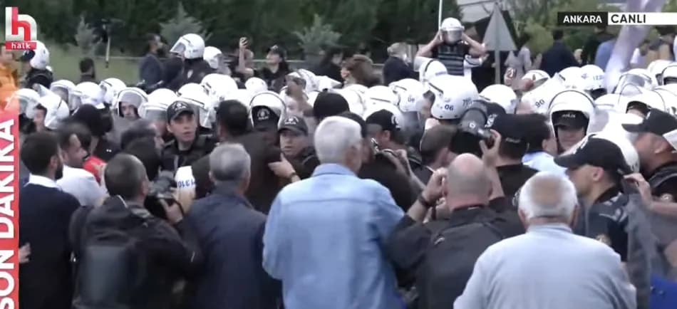 Özgür Özel ve CHP’liler TBMM’ye yürüyüşe başladı