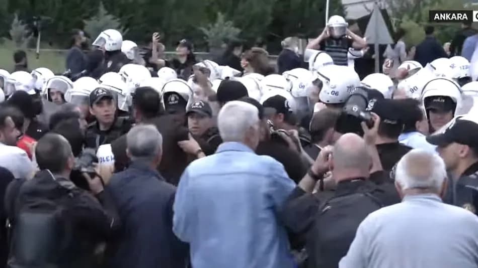 Özgür Özel ve CHP’liler TBMM’ye yürüyüşe başladı