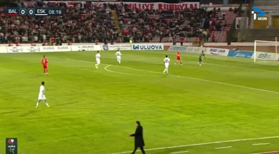 Balıkesirspor-Eskişehirspor maçında kaleci hatası skora etki etti
