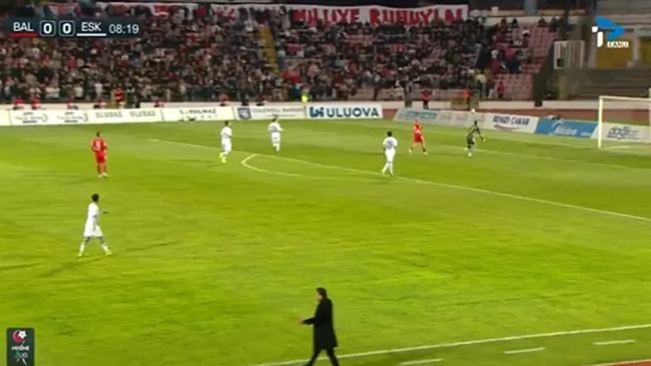 Balıkesirspor-Eskişehirspor maçında kaleci hatası skora etki etti