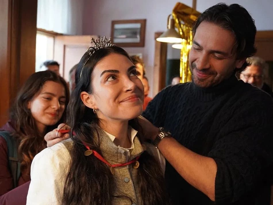 Deniz Baysal'a dizi setinde doğum günü sürprizi