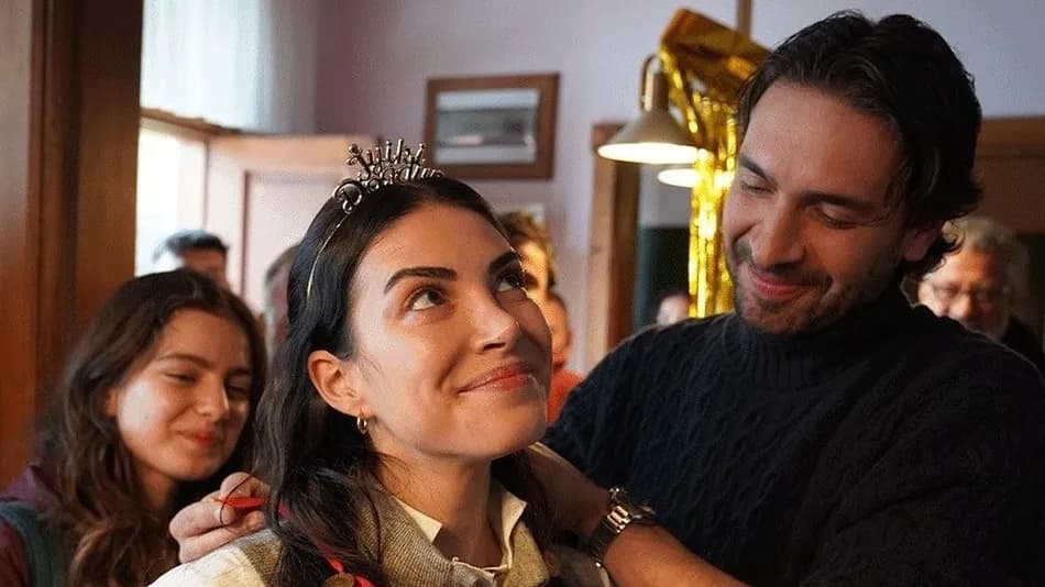 Deniz Baysal'a dizi setinde doğum günü sürprizi