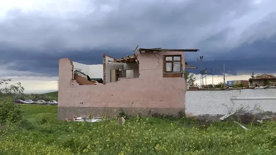 Çorum’da hortum iki köyde ağır hasara yol açtı
