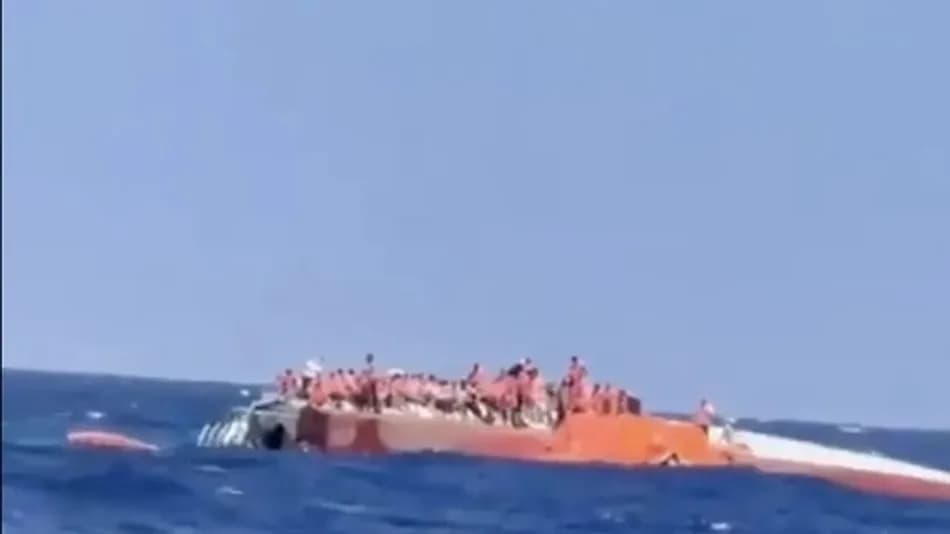 Girne Açıklarında Alabora Olan Katamaranda Panik Anları