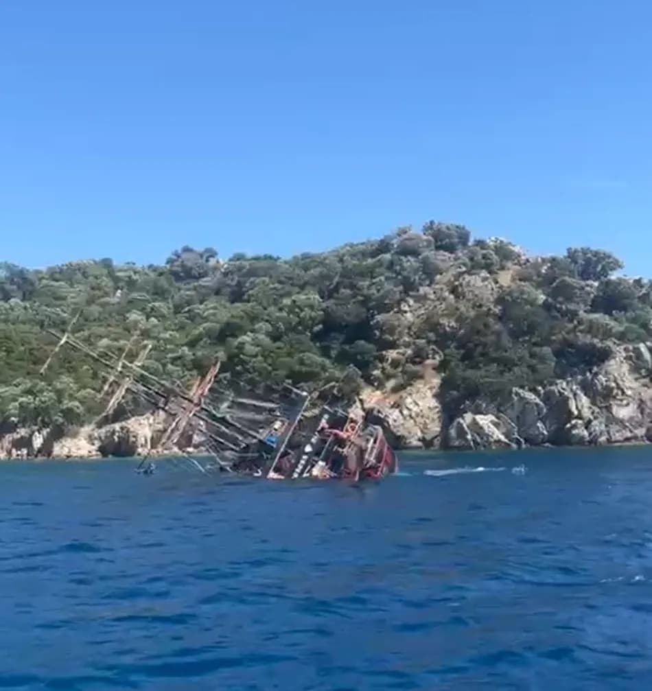 Marmaris'te 110 yolcunun bulunduğu tur teknesi battı