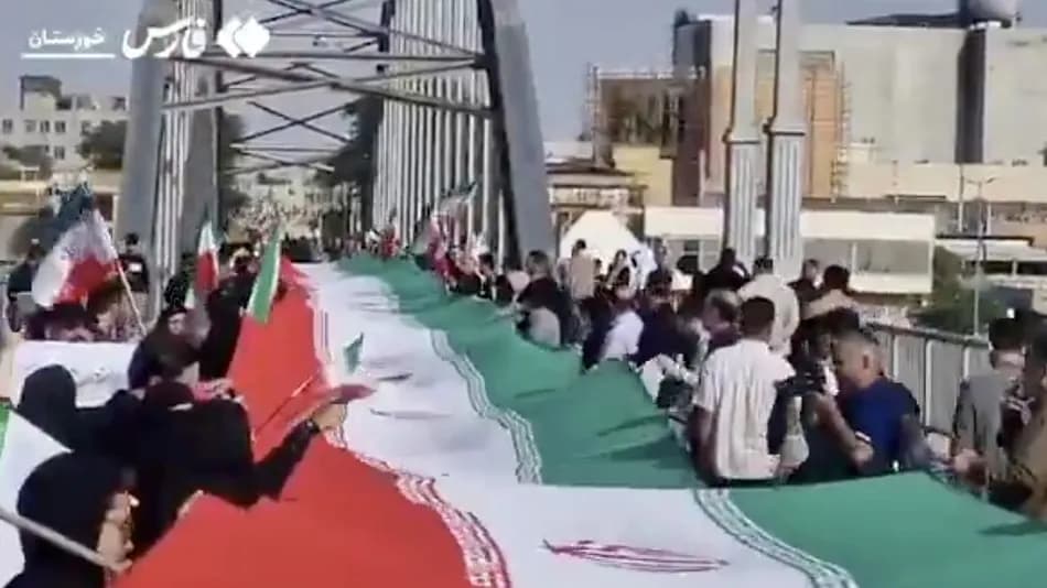 İran’da stratejik noktalarda insan zinciri oluşturulduğu iddia edildi