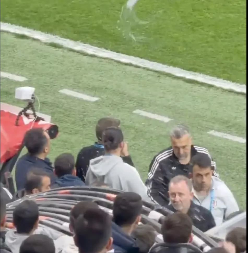 Beşiktaş Tribünlerinden Yönetim ve Sergen Yalçın'a Tepki
