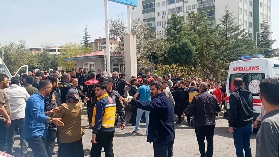 Kahramanmaraş’ta saldırıda hayatını kaybeden öğretmen Ayla Kara’nın eşi cenazede fenalaştı