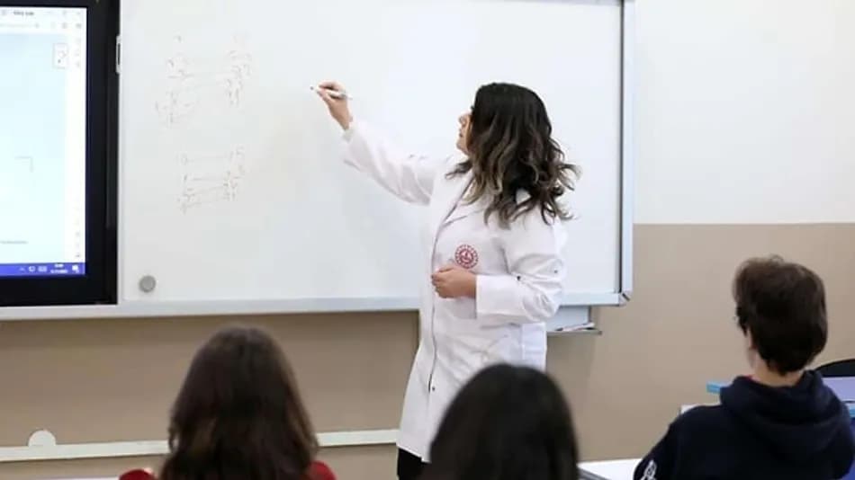 Öğretmenlere önlük zorunluluğu getirildi mi?