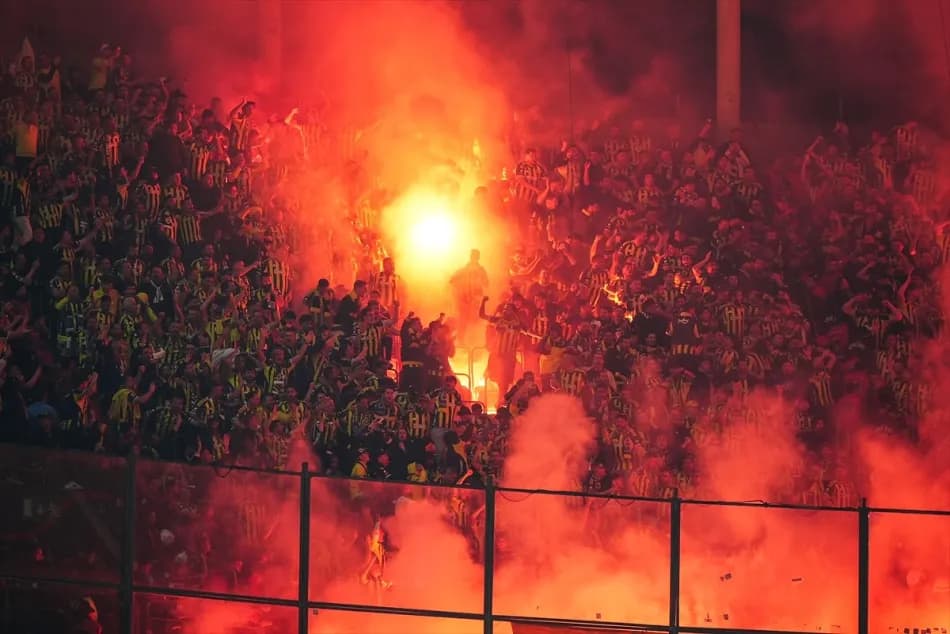 Galatasaray-Fenerbahçe derbisinde tribünlere meşale atıldığı görüldü