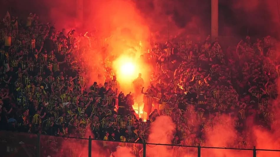 Galatasaray-Fenerbahçe derbisinde tribünlere meşale atıldığı görüldü