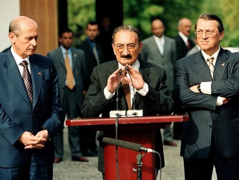 Türkiye'nin son Dünya Kupası deneyimi olan 2002'nin siyasi, kültürel ve teknolojik gündemi