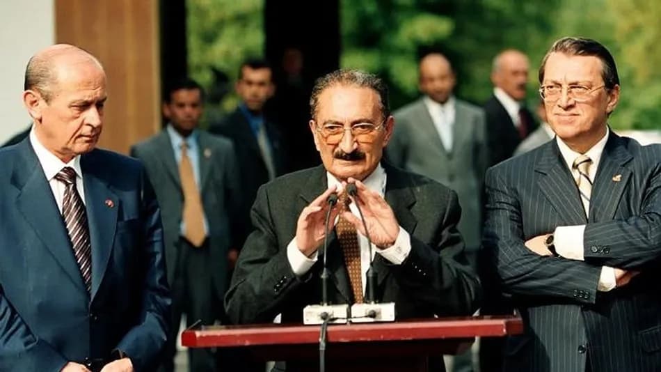 Türkiye'nin son Dünya Kupası deneyimi olan 2002'nin siyasi, kültürel ve teknolojik gündemi
