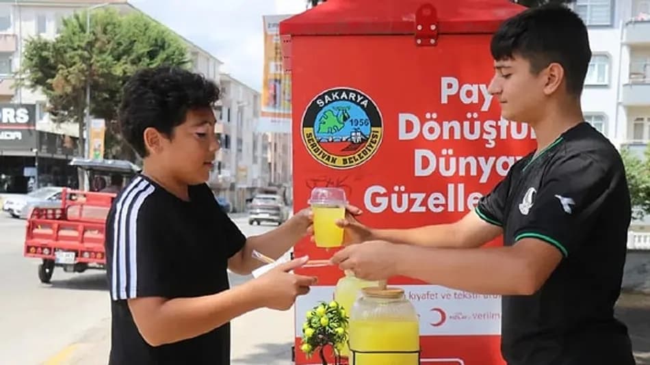 Sakarya’da 14 Yaşındaki Buğra Koç Limonata Satışıyla Kazanıyor