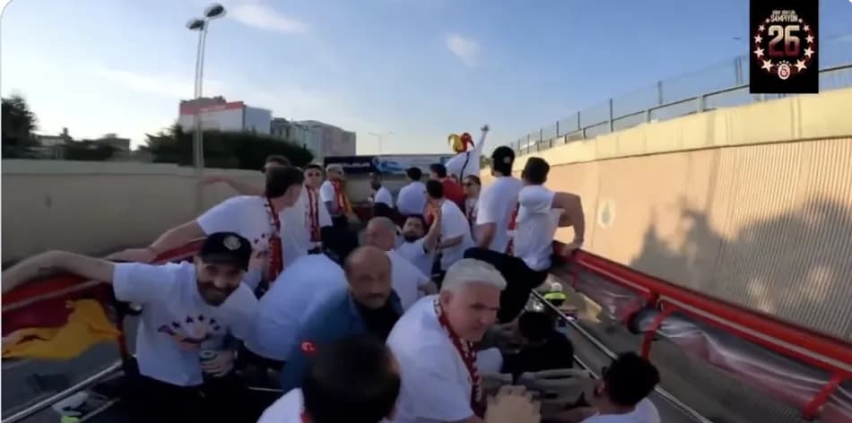 Galatasaray'ın şampiyonluk kutlamasında üst geçit tehlikesi yaşandı