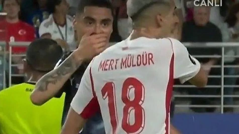 Türkiye-Paraguay Maçında Mert Müldür Detayı Gündem Oldu