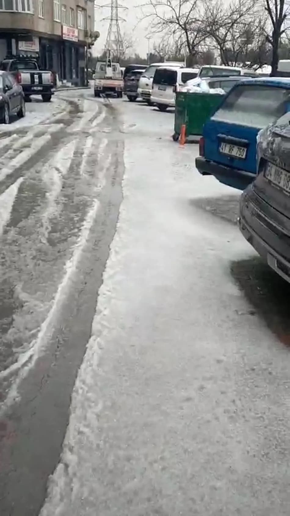İstanbul’da Dolu Yağışı Bazı İlçelerde Trafiği Aksattı