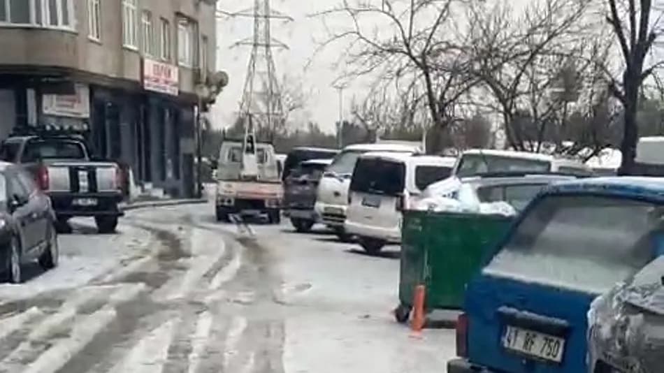 İstanbul’da Dolu Yağışı Bazı İlçelerde Trafiği Aksattı